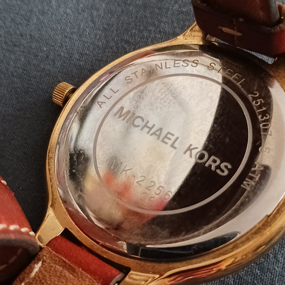 VINTAGE | MICHAEL KORS BEAUTIFUL LEATHER WRAP AROUND BRACELET - Picture 9 of 12